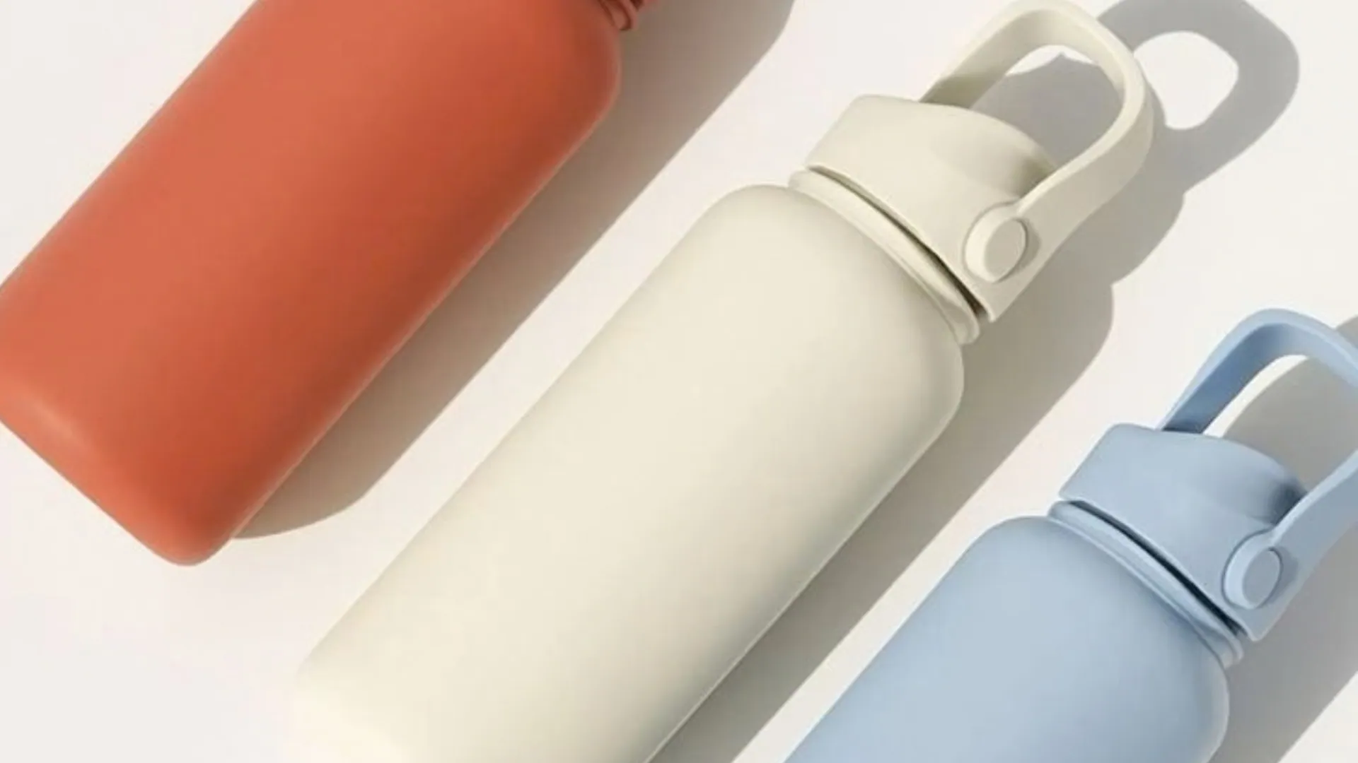 Botellas con asa en terracota, crema y azul